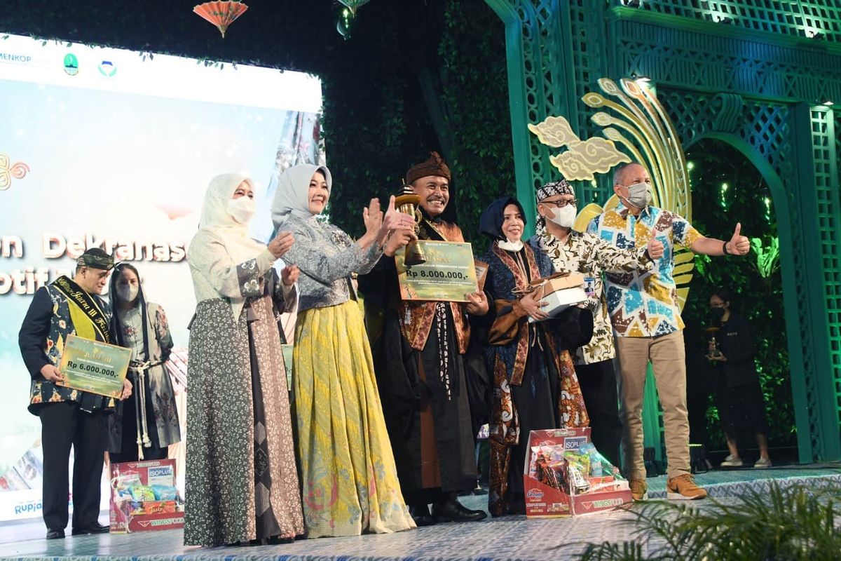 Ketua Dekranasda Provinsi Jabar Atalia Praratya Ridwan Kamil berfoto bersama pemenang fashion show antar-OPD di lingkungan Pemprov Jabar saat penutupan event Karya Kreatif Jawa Barat (KKJ) dan Pekan Kerajinan Jawa Barat (PKJB) 2022 di Trans Luxury Hotel, Kota Bandung, Senin (16/5/2022). 