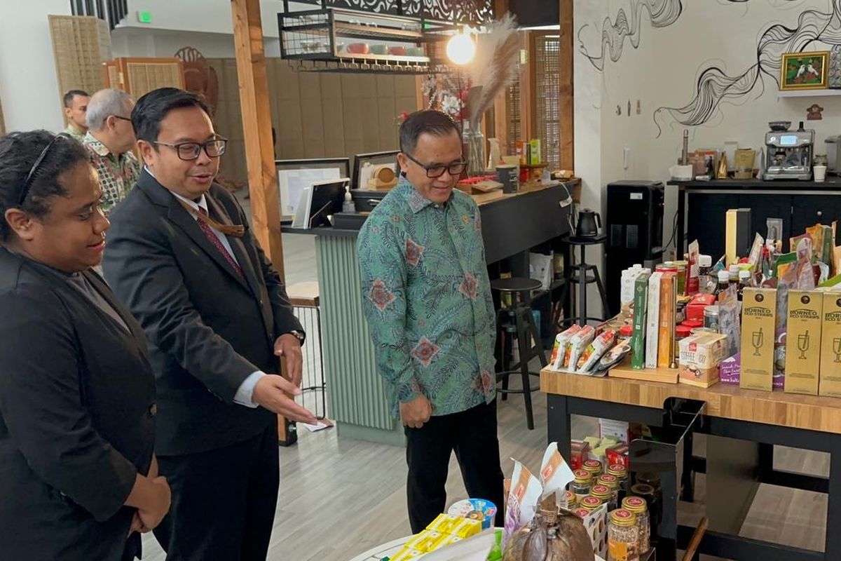 Menpan-RB Abdullah Azwar Anas saat menghadiri Rapat Koordinasi Pelayanan Publik dan Pelindungan WNI di Los Angeles, California, AS, Jumat (31/5/2024).