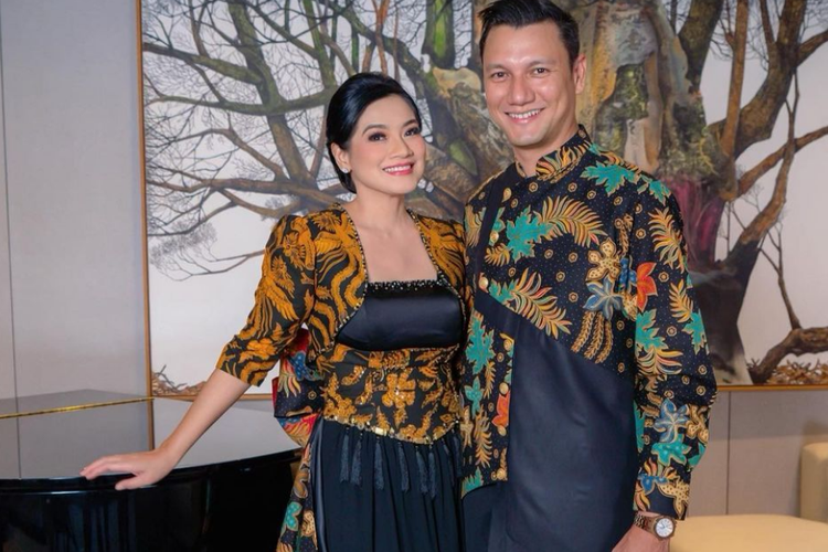 Titi Kamal dan Christian Sugiono di fashion Istana Berbatik dalam rangka Hari Batik Nasional 2023