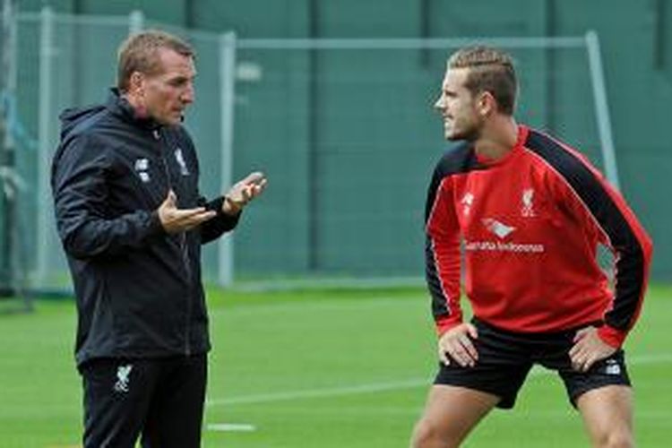 Brendan Rodgers dan Jordan Henderson pada satu sesi latihan Liverpool. 