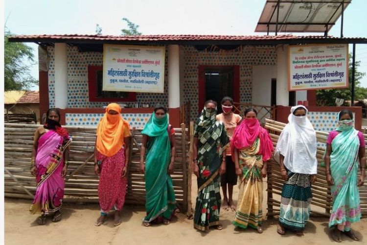 Perempuan di desa Tukum senang bahwa gubuk menstruasi dipugar menjadi pondok yang layak huni.