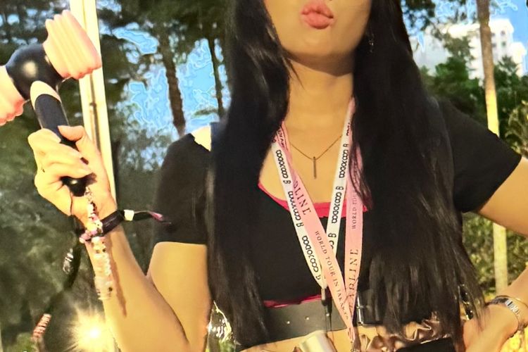 Para seleb tampil stylish saat menonton konser BLACKPINK di Jakarta. Dari nuansa pink?hitam hingga gaya kasual yang chic, semua tampil standout.