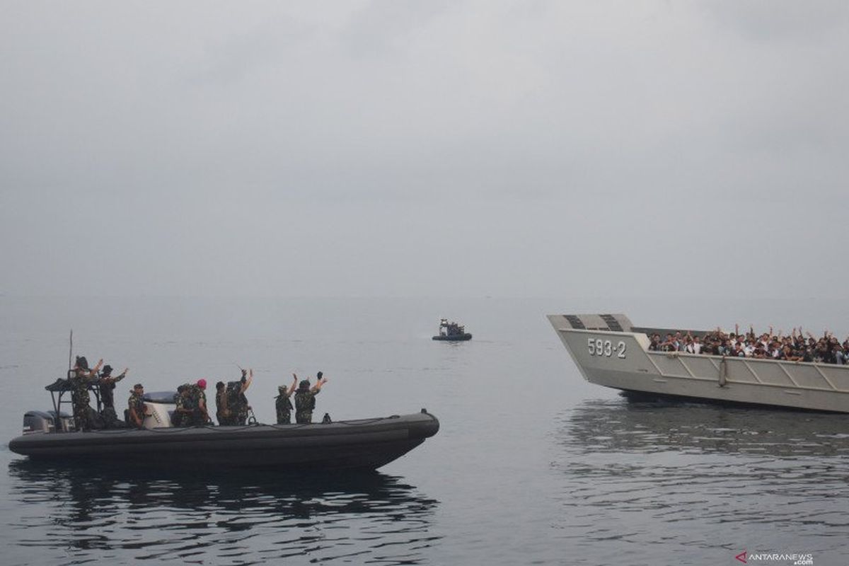 Panglima Kogasgabpad Laksamana Madya Yudo Margono memantau langsung proses pemindahan anak buah kapal (ABK) World Dream melalui Sea Rider saat menuju KRI Semarang di Pulau Sebaru kecil, Kepulauan Seribu, DKI Jakarta, Sabtu (14/3/2020) 