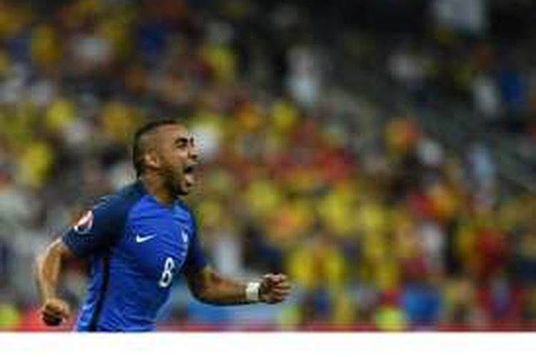 Penyerang timnas Perancis, Dimitri Payet, melakukan selebrasi setelah mencetak gol ke gawang Rumania pada pertandingan pembuka penyisihan Grup A Piala Eropa 2016 di Stade de France, Paris, Jumat (10/6/2016). Perancis menang 2-1.