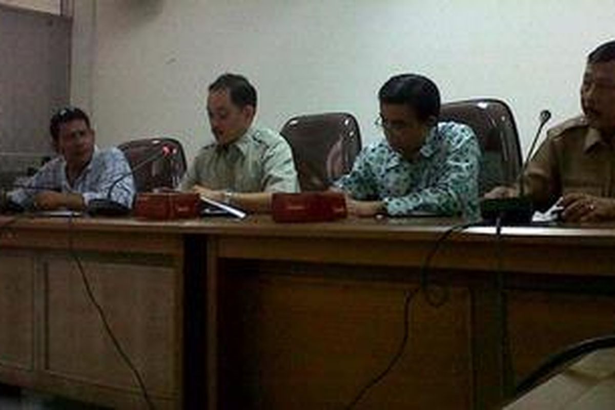 Ketua Harian BOPI, Haryo Yuniarto (kedua dari kiri) memberikan pernyataan soal penyelenggaraan ISL di kantor BOPI, Selasa (29/11/2011).