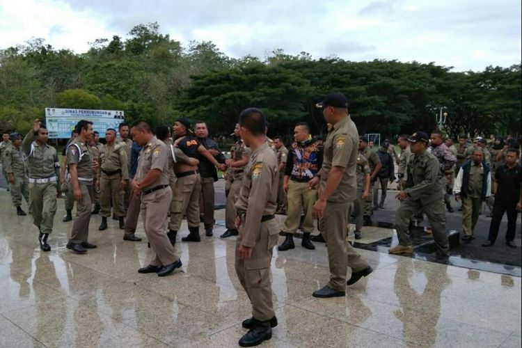 Ratusan petugas Satpol PP Sultra berunjuk rasa di kantor gubernur Sultra mendesak pencopotan Kepala Satpol PP karena telah merumahkan rekan mereka. 