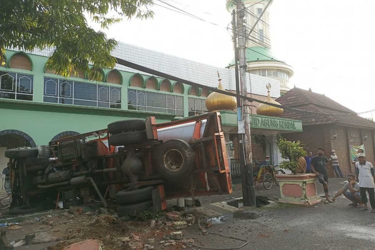Truk tangki yang menabrak pagar dan masuk ke halaman masjid Agung Kendal. KOMPAS.COM/SLAMET PRIYATIN