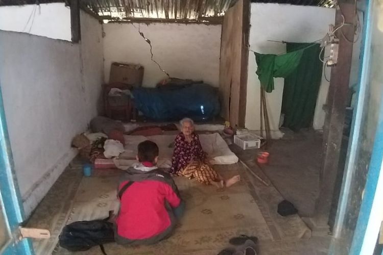 Mbah Siam tinggal di rumah sederhanya yang dindingnya banyak yang retak di Dusun Kwangsen, Desa Kwangsen, Kecamatan Jiwan, Kabupaten Madiun, Jawa Timur.