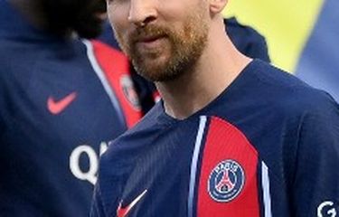 Dua pemain Paris Saint-Germain, Sergio Ramos (kiri) dan Lionel Messi, bersama anak-anak mereka turun ke lapangan jelang laga Ligue 1 2022-2023 antara PSG dan Clermont Foot di Stadion Parc des Princes, Paris, Perancis, pada Minggu (4/6/2023) dini hari WIB.