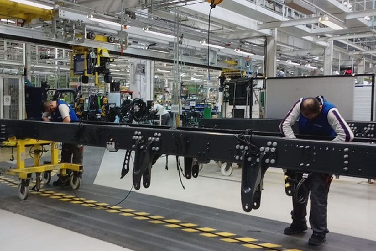 Para pekerja memulai pengerjaan tahap-tahap perakitan bus dan truk Scania di Sodertalje, Swedia, pada April lalu. 