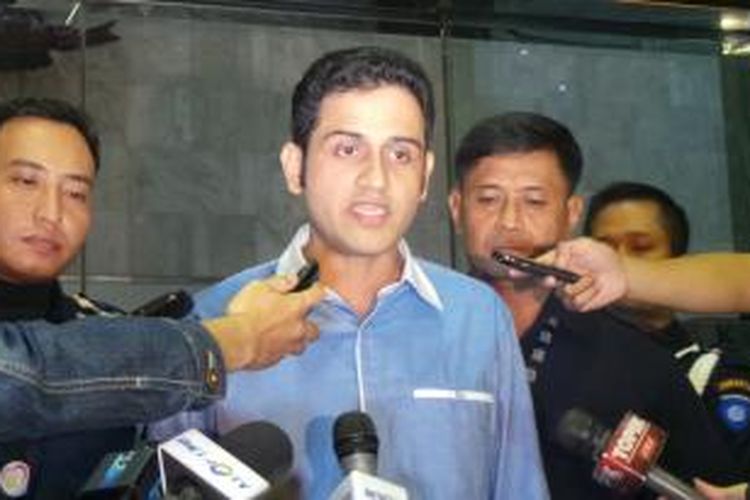 Terpidana kasus korupsi wisma atlet Muhammad Nazaruddin seusai diperiksa KPK sebagai tersangka kasus dugaan pencucian uang pembelian saham PT Garuda Indonesia, di Gedung KPK, Kuningan, Rabu (31/7/2013) malam.