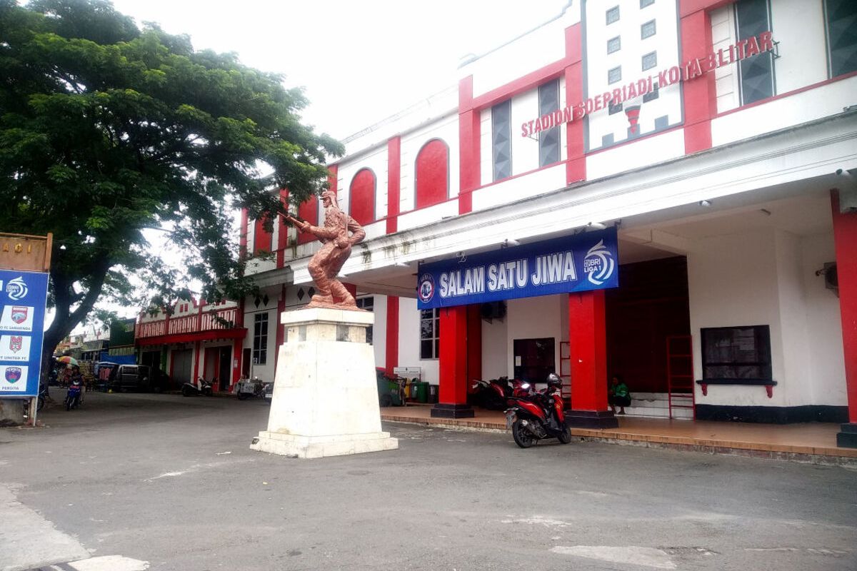 Pintu utama Stadion Soepriadi Kota Blitar yang ada di sisi barat, Rabu (12/2/2025).