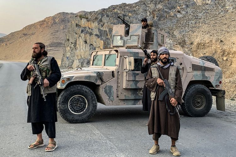 Personel keamanan Taliban berjaga di dekat pos perbatasan Torkham, Provinsi Nangarhar, perbatasan Pakistan-Afghanistan, Jumat (27/2/2026). Perang Pakistan-Afghanistan pecah pada hari itu setelah pasukan Islamabad membombardir Kabul.
