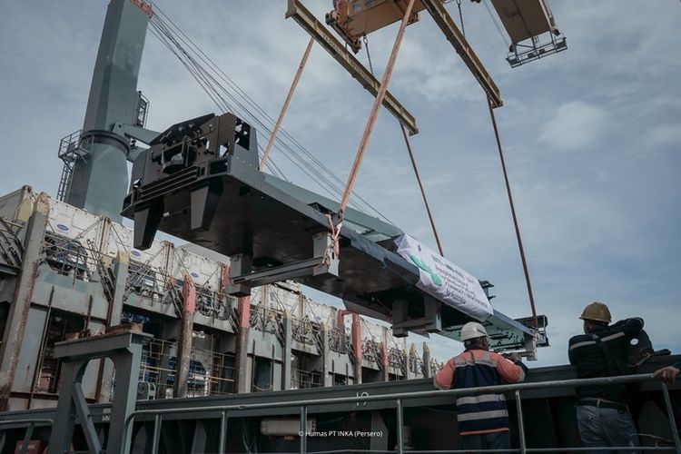 Ekspor unit locomotive platform ke Australia oleh INKA dikirimkan melalui Terminal Peti Kemas Pelabuhan Tanjung Perak, Surabaya, Jawa Timur. 