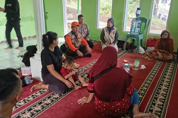 Tanah Bergerak Ancam 13 Rumah di Sumedang, 80 Warga Diungsikan