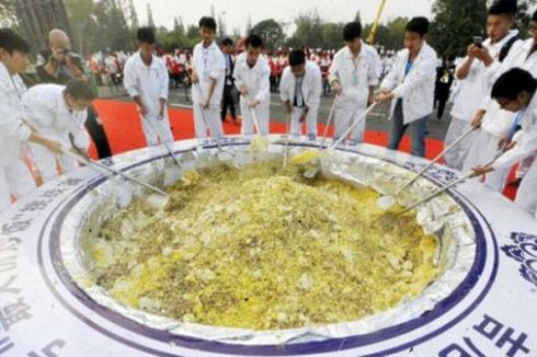 Guinness World Batalkan Rekor Nasi Goreng 4,2 Ton di China