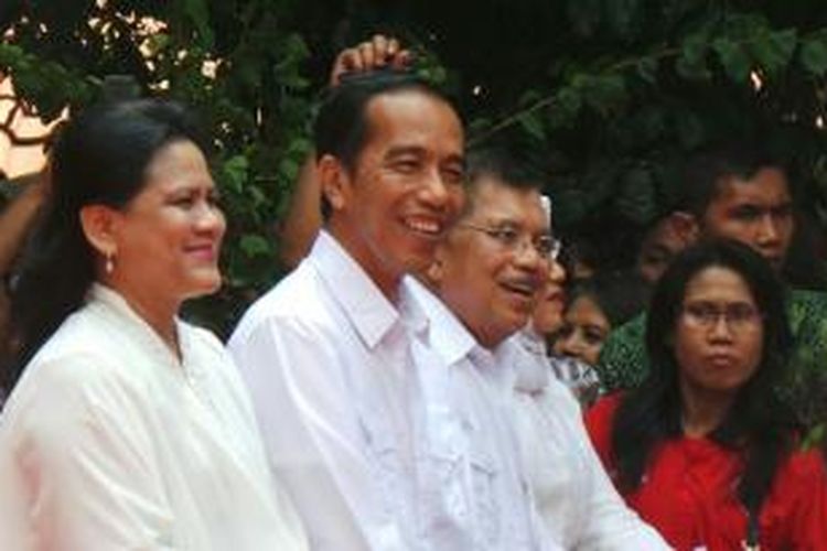Calon Presiden dan Wakil Presiden dari PDI Perjuangan Joko Widodo dan Jusuf Kalla bersama Iriana Widodo, isteri Jokowi, saat deklarasi sebagai pasangan capres dan cawapres di Gedung Joang, Jakarta, Senin (19/5/2014).
