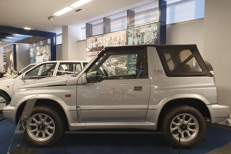 Suzuki Vitara Cabrio Elton John Edition yang dipajang di Suzuki Plaza Museum