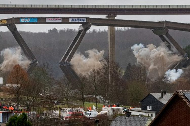 Jembatan jalan raya A45 Rinsdorf berfoto saat operasi peledakan di Wilnsdorf, pada 6 Februari 2022. 