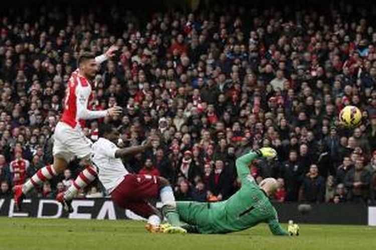 Penyerang Arsenal Olivier Giroid (kiri) melepaskan tembakan yang berujung gol ke gawang Aston Villa, pada pertandingan Premier League, di Emirates Stadium, London, Minggu (1/2/2015).