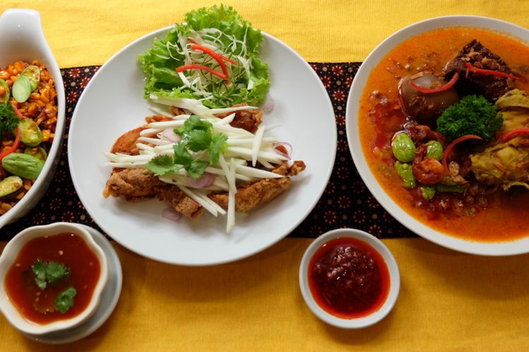 Jagung peda pete, ayam saos mangga, dan lontong cap go meh di Kedai Sirih Merah.