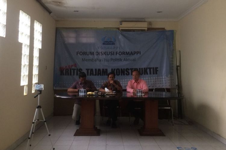 Peneliti Fungsi Pengawasan Forum Masyarakat Peduli Parlemen Indonesia (Formappi) M. Djadijonosaat memaparkan evaluasi Kinerja DPR selama Masa Sidang I Tahun Sidang 2018-2019 di Kantor Formappi, Jumat (23/11/2018).