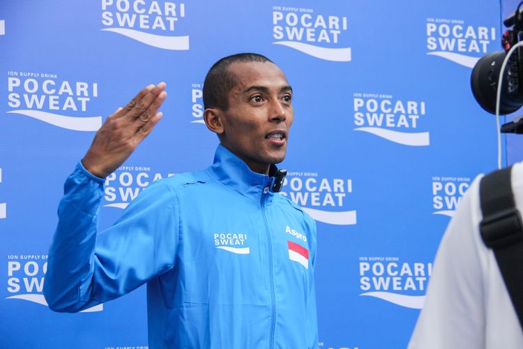 Agus Prayogo atlet lari jarak jauh Indonesia turut mengikuti Pocari Sweat Run Indonesia 2023, ia tengah diwawancarai awak media setelah menyelesaikan marathon pada Minggu (30/7/2023).