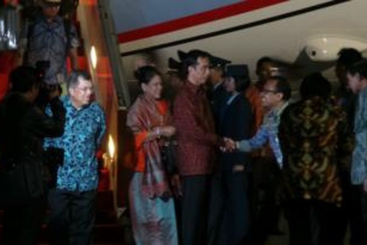 Presiden Joko Widodo beserta Ibu Negara Iriana Widodo tiba di tanah air dari lawatan perdana kunjungan kerja ke luar negeri selama sembilan hari, Minggu (16/11/2014) malam.
