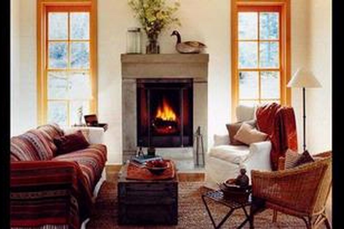 Menghadapi musim penghujan yang dingin bukan berarti hanya mengantisipasi kebocoran, jamur di dinding, atau mampetnya selokan. Persiapkan juga keluarga Anda menghadapi "musim dingin" ini dengan dekorasi yang nyaman dan hangat di rumah. 