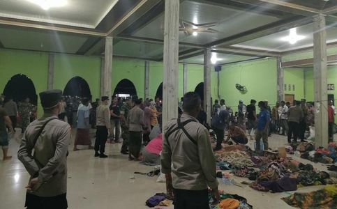 Rohingya Refugees Get Emergency Treatment after Boat Lands in Indonesia