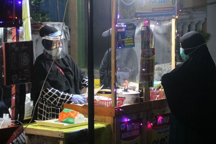 Pedagang di Arabian Street Food wajib menggunakan masker, face shield, dan sarung tangan
