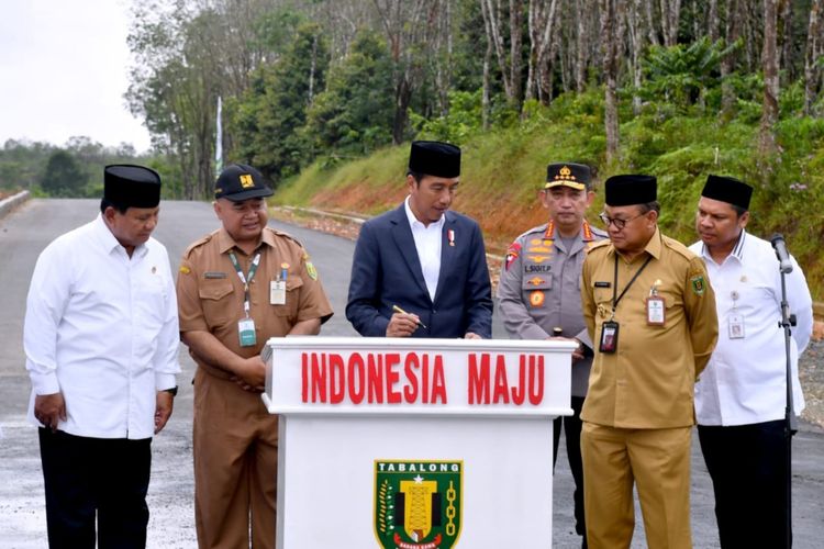 Presiden Joko Widodo saat meresmikan Jalan Nan Sarunai Ruas Simpang 4 Islamic Center - Tanjung Selatan, Kabupaten Tabalong, dalam kunjungan kerjanya ke Provinsi Kalimantan Selatan, pada Jumat (17/3/2023).