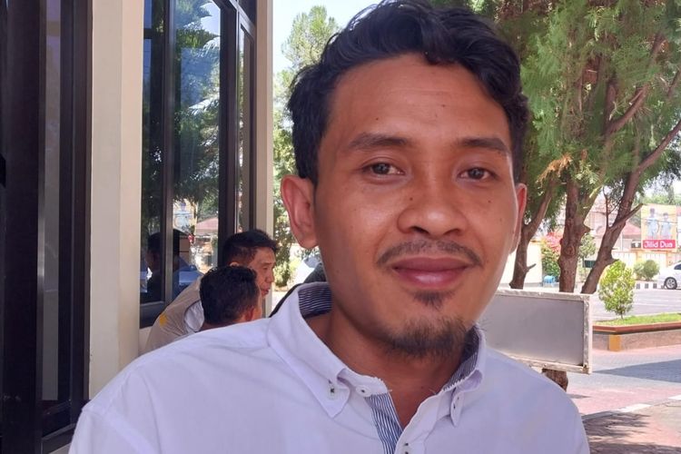 Guru agama di Sumbawa Barat, Akbar Sorasa, saat ditemui sebelum persidangan pada Rabu (8/11/2023).