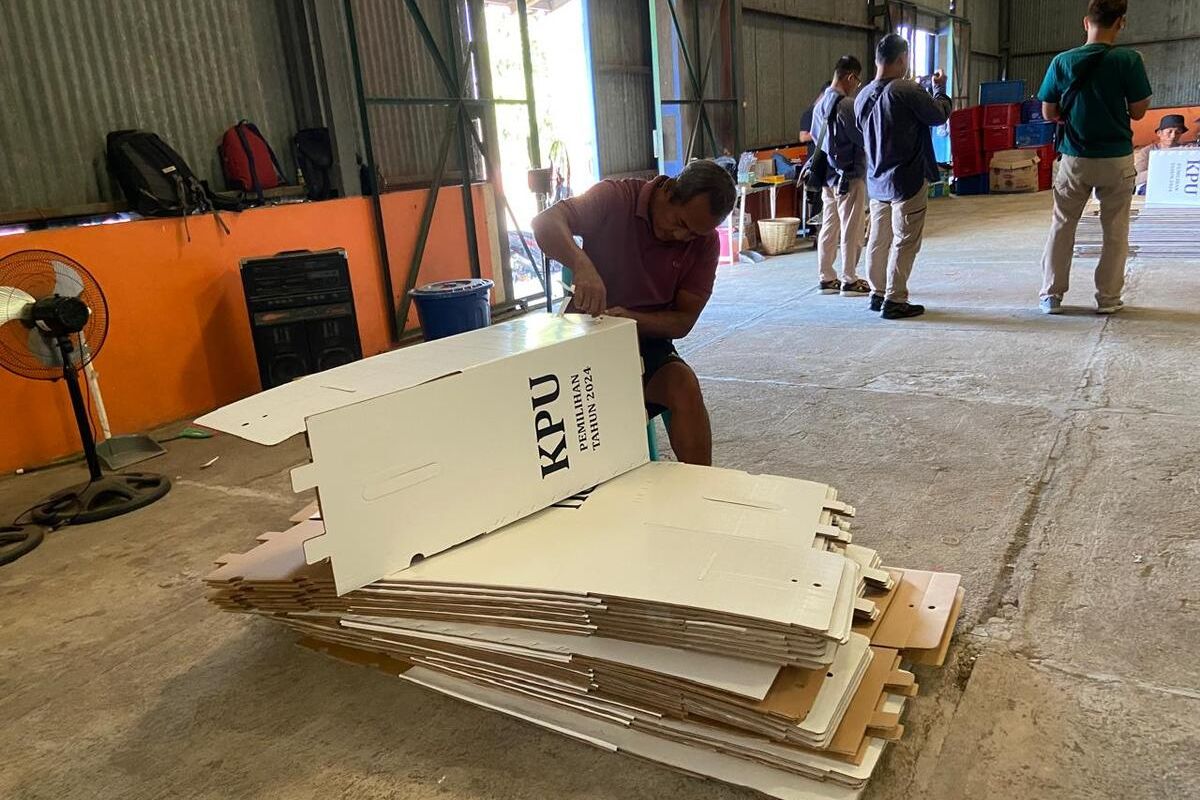 Pelipatan kotak suara Pilkada 2024 Kabupaten Ponorogo di Gudang KPU. KPU Ponorogo mentargetkan 3 hari pelipatan kotak suara sebanyak 3.080 kotak suara yang akan selesai hari ini. Dari 25 item peralatan pelaksanaan pencoblosan dalam Pilkada 2024 baru 3 item yang telah diterima KPU Ponorogo.