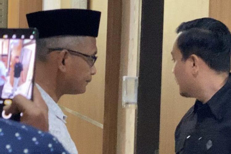 Mantan Bupati Nagan Raya, Provinsi Aceh, HM Jamin Idham (berpeci) bersiap menjalani pemeriksaan di ruang Unit Tindak Pidana Korupsi di Gedung Satuan Reserse Kriminal Polres Nagan Raya, Kompleks Perkantoran Suka Makmue, Selasa (13/6/2023).
