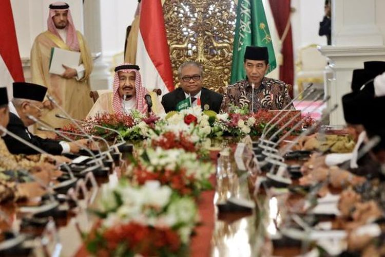Raja Arab Saudi Salman bin Abdulaziz al-Saud (tengah kiri) dan Presiden Indonesia Joko Widodo (tengah kanan) saat pertemuan dengan para tokoh Muslim di Istana Kepresidenan, Jalan Medan Merdeka Utara, Kamis (2/3/2017).