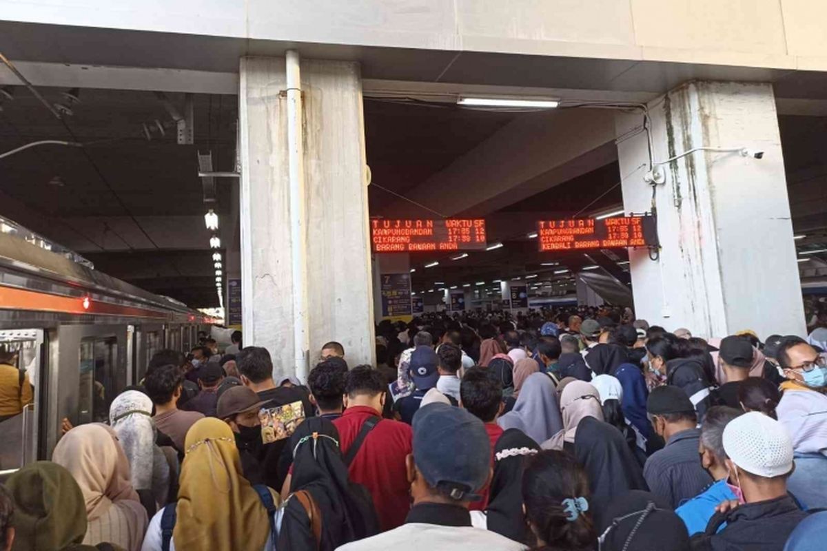 Suasana Stasiun Manggarai di jam sibuk