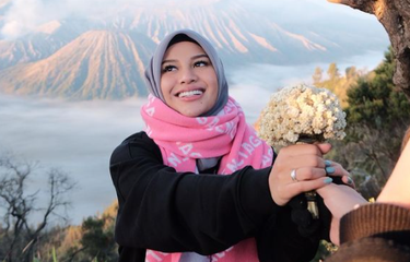 Aurel Hermansyah memegang bunga edelweis pemberian Atta Halilintar.