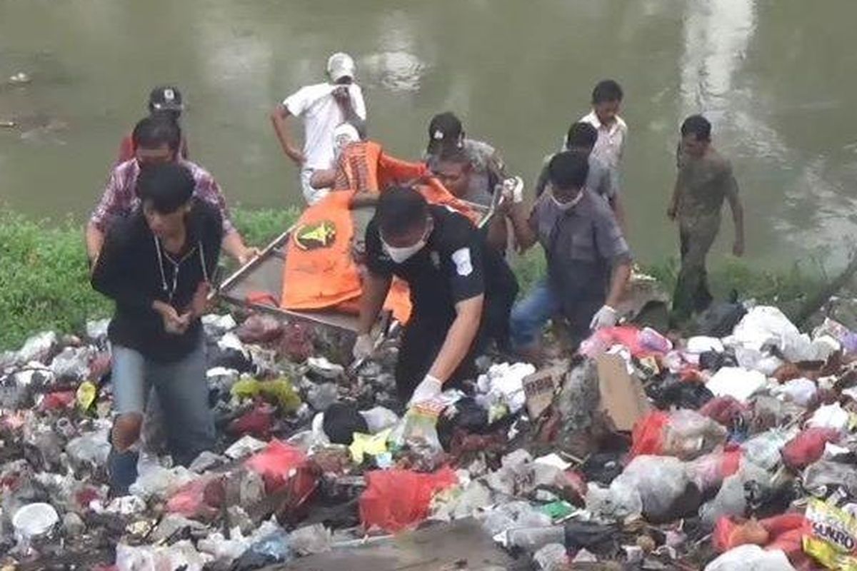 Warga Kampung Tanah Baru RT 03 RW 04, Desa Karang Baru, kecamatan Cikarang Utara, Kabupaten Bekasi dihebohkan dengan penemuan mayat di tumpukan sampah di pinggir Kali Cikarang, pada Selasa (23/6/2020).