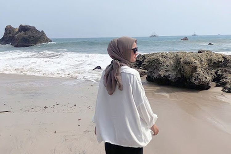 16 Inspirasi Style OOTD Ke Pantai Untuk Hijabers Fashion | atelier-yuwa