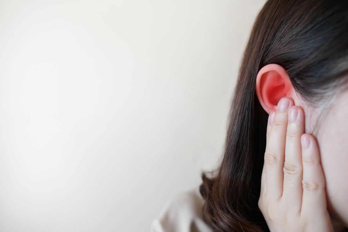 Ilustrasi tinnitus, telinga berdengung, telinga berdering, sakit telinga.