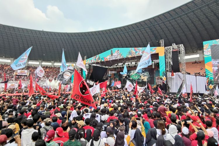 Suasana kampanye akbar capres-cawapres nomor urut 3, Ganjar-Mahfud, yang bertajuk Hajatan Rakyat di Stadion Pakansari, Cibinong, Bogor, Jawa Barat, Jumat (9/2/2024).