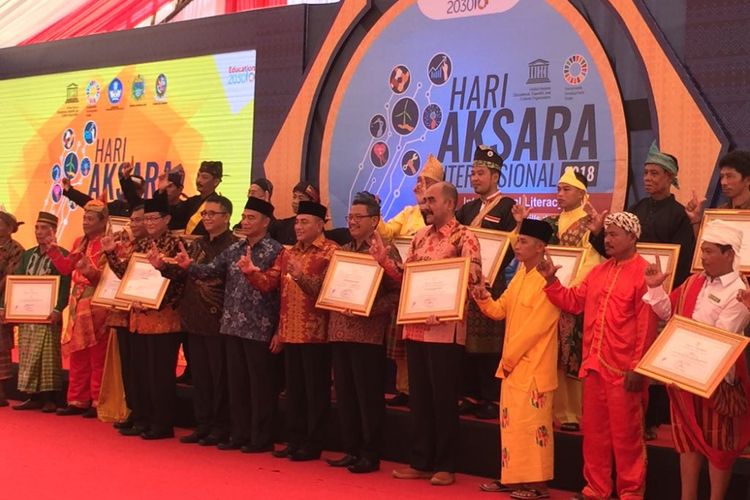 Para penerima penghargaan di puncak Hari Aksara Nasional ke-53 di Deli Serdang, Sabtu (8/9/2018).