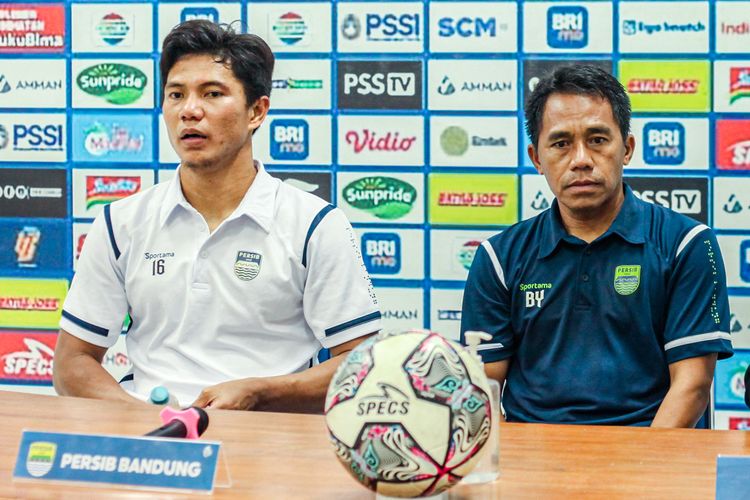 Pelatih interim Persib Bandung, Budiman (kanan), dan Achmad Jufriyanto (kiri) memberikan keterangan pada konferensi pers usai laga PSS Sleman vs Persib di Stadion Maguwoharjo, Jumat (19/8/2022) malam WIB.