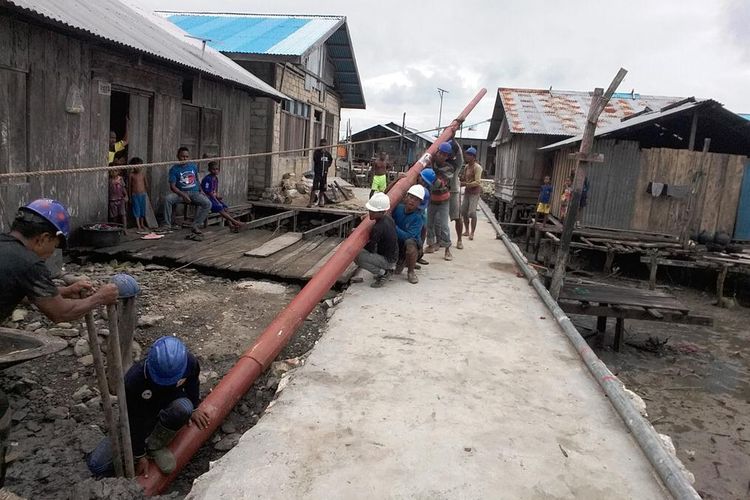 Proses pembangunan jaringan kelistrikan di Kamoung Fafanlap, Distrik Misool, Kabupaten Raja Ampat, Papua Barat