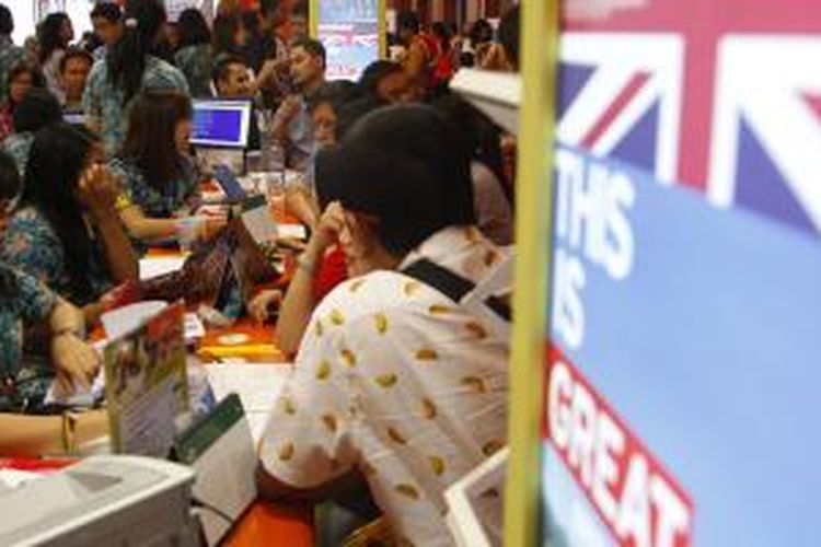 Suasana pameran di Kompas Travel Fair 2015 di Jakarta Convention Center, Senayan, Jakarta, Jumat (28/8/2015). Pameran yang berlangsung hingga 30 Agustus ini menawarkan berbagai promo tiket, destinasi wisata dalam dan luar negeri hingga hotel.