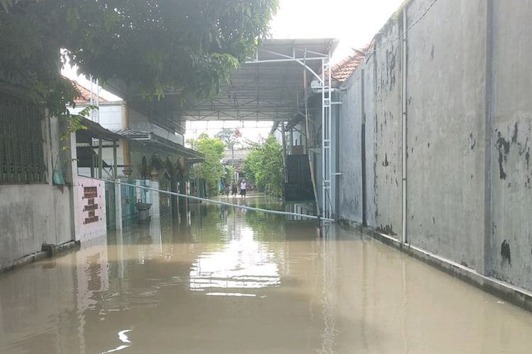 Banjir merendam empat desa di Kecamatan Driyorejo, Gresik, Jawa Timur, Jumat (11/3/2022).