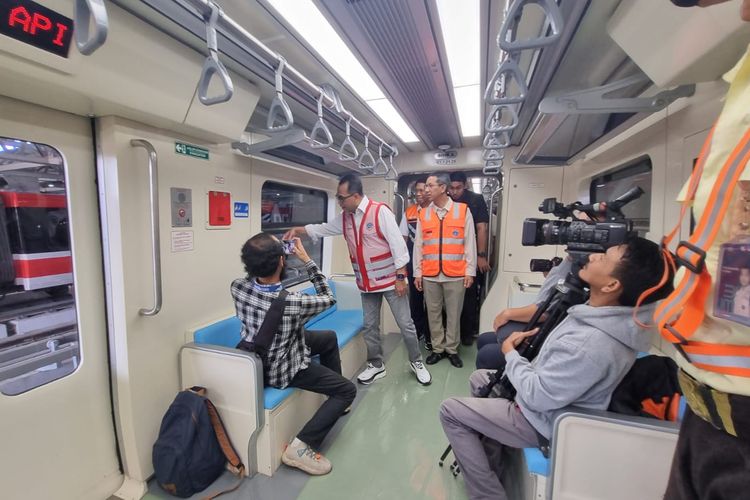 Menteri Perhubungan Budi Karya Sumadi dan Pj Gubernur DKI Jakarta Heru Budi Hartono saat mengecek kondisi bagian dalam gerbong LRT Jabodebek dalam rangka inspeksi proyek pembangunan LRT Jabodebek, Rabu (28/6/2023).