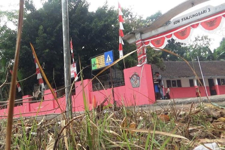 SDN Tanjungsari 3 Sukaluyu, Cianjur, Jawa Barat digasak pencuri. Mulai dari bendera, buku pelajaran, dan pagar sekolah dicuri.