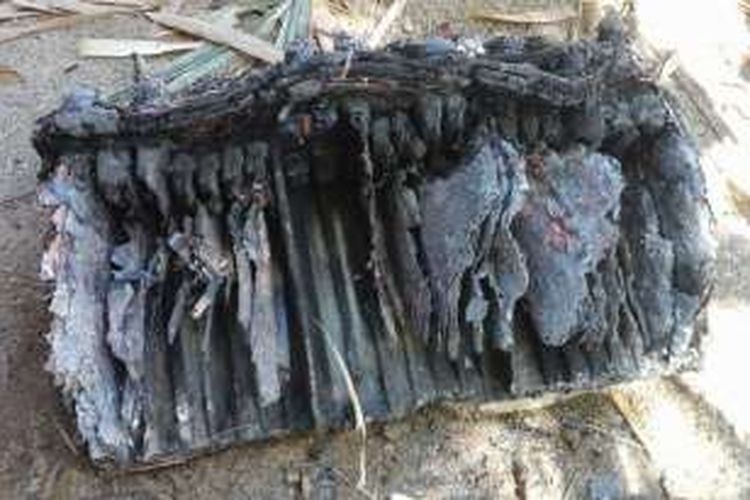Benda misterius yang jatuh di Desa Lombang, Kecamatan Gili Genting, Sumenep berbahan logam yang sudah terbakar. 